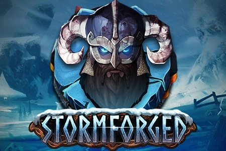 Grafika slotu Stormforged z wikingiem w hełmie z rogami